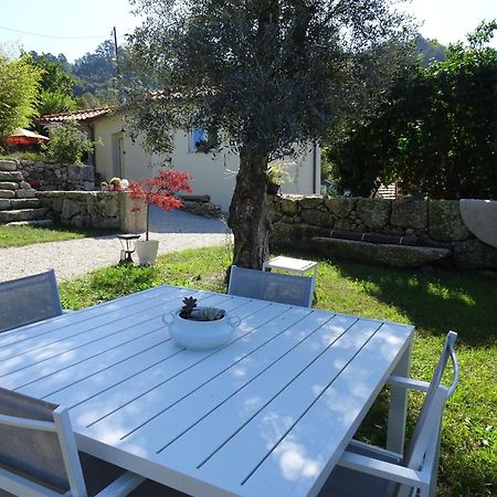 A Casa Com 2 Pereiras Bed & Breakfast Terras de Bouro Exterior foto