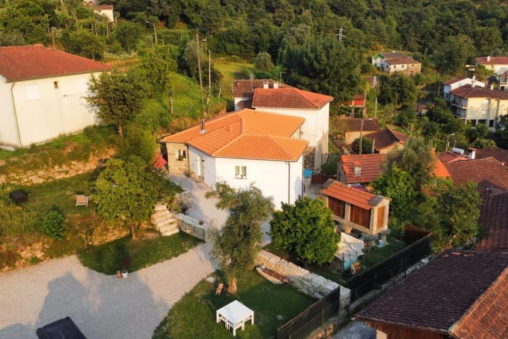 A Casa Com 2 Pereiras Bed & Breakfast Terras de Bouro Exterior foto