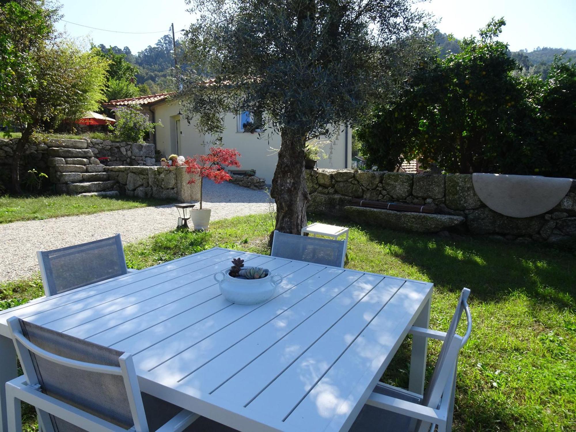 A Casa Com 2 Pereiras Bed & Breakfast Terras de Bouro Exterior foto