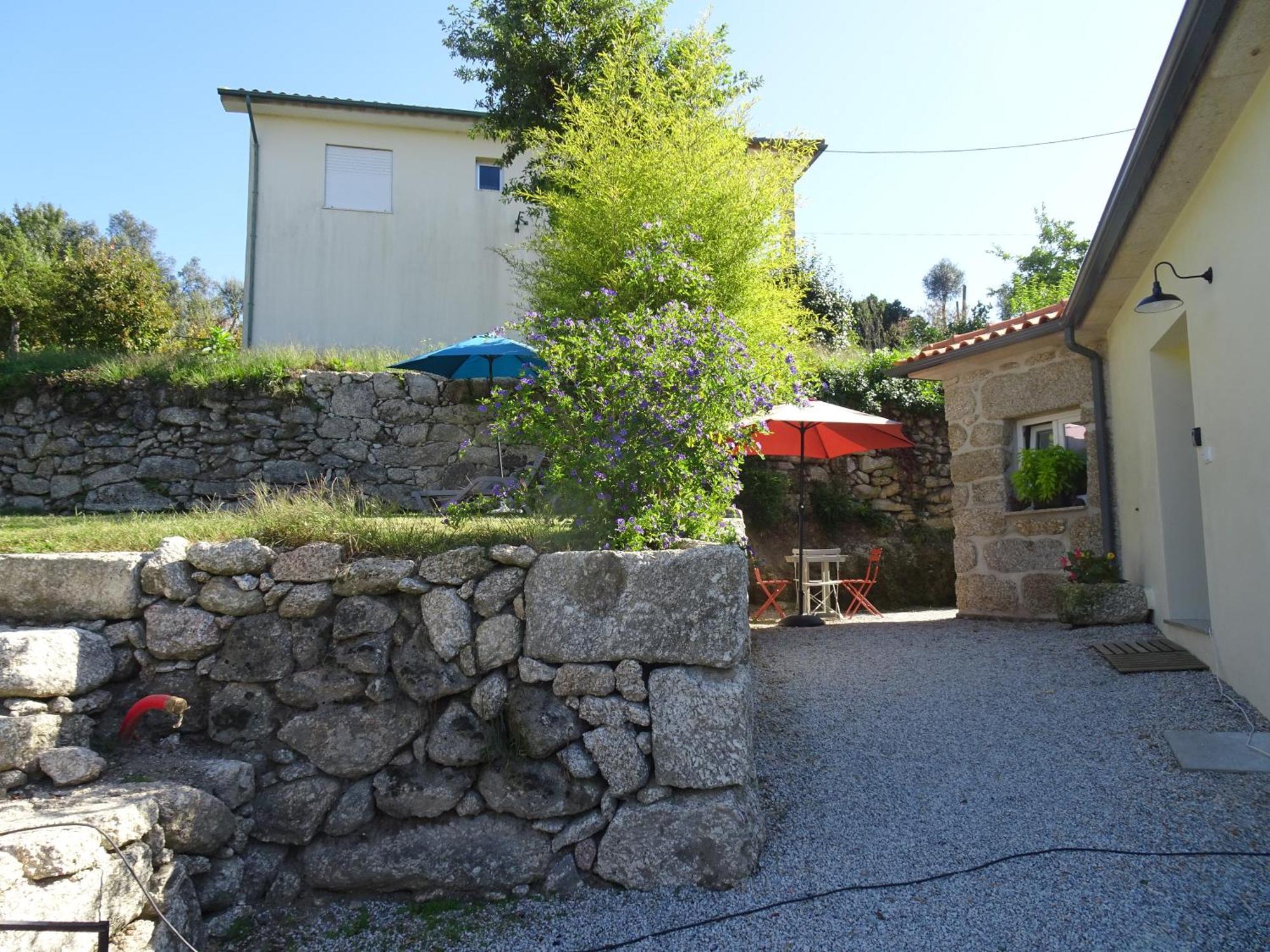 A Casa Com 2 Pereiras Bed & Breakfast Terras de Bouro Exterior foto